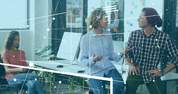 Planlı ofiste el bilgisayarı ile günlük giysiler giyen üç meslektaşla işbirliği yapmak. İşbirliği, takım çalışması, yenilikçi, modern, iletişim, ağ oluşturma, üretkenlik