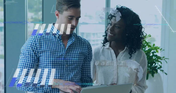 Ofis pencereleri, gümüş dizüstü bilgisayarlar ve saksı bitkileriyle iş kıyafetleri içinde daktilo etmek. Profesyonel, işbirliği, modern, çalışma alanı, şirket, takım çalışması, üretkenlik