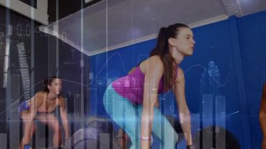 Stadyumdaki çeşitli spor taraftarları üzerinde veri işleme animasyonu. Spor fitness ve veri işleme konsepti dijital olarak oluşturulmuş video.