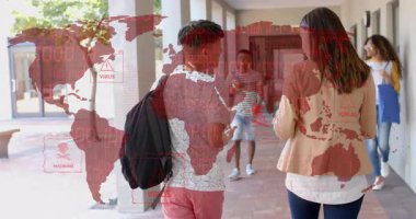 Öğretmen ve öğrenci okul koridorunda yürürken telefon alarmı kırmızı yazılım virüsünü etkinleştiriyor. Eğitim, akıl hocalığı, teknoloji, siber güvenlik, kampüs, gençlik, iletişim