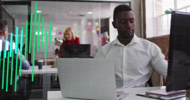 Nabız ölçer, akıllı telefona ulaşır, kaydırır, arar ve iş analizlerini takip eder. Teknoloji, veri, işbirliği, profesyonellik, modern, iletişim, büyüme