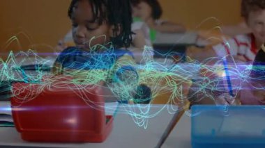 İlkokul öğrencileri renkli veri dalgaları altında interaktif eğitim için notlar yazıyorlar. Eğitim, teknoloji, yaratıcılık, işbirliği, gençlik, öğrenme, yenilik