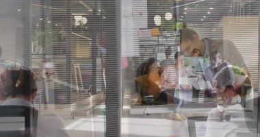 Ofisteki çeşitli iş arkadaşlarıyla ilgili animasyonlar. İş, ofiste dijital olarak üretilen teknoloji konseptiyle çalışmak.