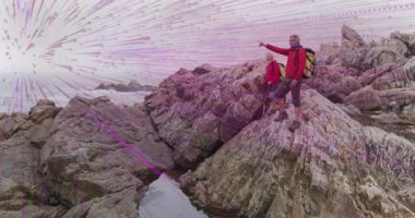 Gezginler ufka doğru çekiliyor ve kayalık sahil üzerinde ışıldayan ışıltıları başlatıyorlar. Macera, keşif, vahşi doğa, keşif, manzara, engebeli, keşif