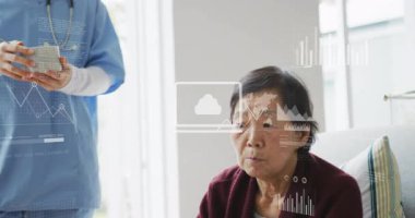 Hemşire, üst düzey hastaya hidrasyon için bardak sunuyor. Veri örtüsünü etkinleştiriyor, form imzalıyor. Bakıcı, hasta, sağlık, tıbbi, destek, şefkat, modern