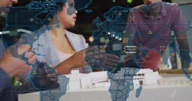 Kadın ana hatlarını takip ediyor, erkek modelini ayarlıyor, harita verilerini birleştirerek yol gösterici tasarım uzlaşmasını başlatıyor. İşbirliği, yenilik, teknoloji, tasarım, plan, planlama, mimari