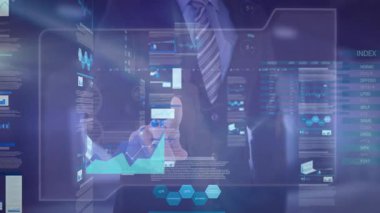 İnfografik verilerle dokunmatik dijital arayüz kullanan beyaz iş adamının animasyonu. Dijital bileşik, çoklu pozlama, biyoteknoloji, iş, makine öğrenimi, yapay zeka.