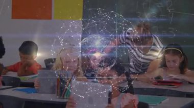 Öğretmenin sınıfa girmesi öğrencilere rehberlik etmesi tabletleri tıklaması ve parlak örtülü eğitimin geliştirilmesi. Eğitim, sınıf, teknoloji, dijital, çocuklar, öğrenme, etkileşimli