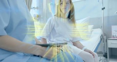 Hemşire tableti tıkırdatıyor ve çocuk konsültasyonu için animasyon mavi ve altın rengi sağlık görüntüleri sergiliyor. Tıbbi teknoloji, sağlık, pediatrik bakım, dijital arayüz, yenilik, klinik, tanı