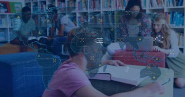 Öğrenciler kütüphanede çalışıyor, solan dünya haritasını başlatıyorlar çalışmak için veri görsellerine dönüşüyorlar. İşbirliği, eğitim, teknoloji, yenilik, öğrenme, takım çalışması, dijital