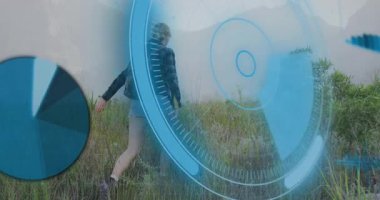 Yürüyüşçü çayıra giriyor, rota takibi için AR radarını çalıştırıyor. Macera, keşif, açık hava, teknoloji, yenilik, vahşi doğa, dalma