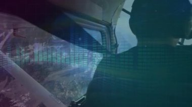 Uçaktaki beyaz pilotlar üzerinde veri işleme animasyonu. Küresel iş ve dijital arayüz kavramı dijital olarak oluşturulmuş video.