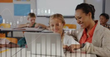 Öğretmenin dizüstü bilgisayarını tıklaması ve eğitim değerlendirmesi için sınıfta daktilo yazan öğrenciye rehberlik etmesi. Öğrenim, akıl hocalığı, işbirliği, teknoloji, eğitim, sınıf, katılım