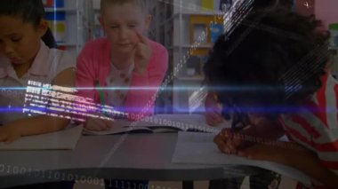 Kütüphane masasının üzerinde beliren ikili kod üç ilkokul öğrencisinin notlar yazmasına ilham veriyor. Eğitim, öğrenim, çocuklar, yenilik, okur yazarlık, merak, işbirliği