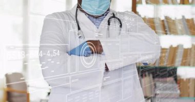 Erkek doktor, tıp bürosunda eldivenli kollarını kaldırıyor. Dönüşümlü veri panellerini etkinleştiriyor ve çizelgeleri gösteriyor. Klinik, sağlık, dijital, geleceksel, profesyonel, teknoloji, analiz