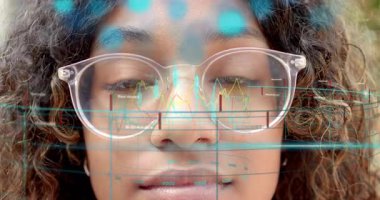 Şebeke dalgaları, genç kızın parktaki tellerde biyometrik tarama için gözlerini açmasına neden oluyor. Fütürist, biyometrik, teknoloji, gençlik, açık hava, canlı, yenilik