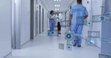 Çizelgesi olan hemşire ve doktor tohum çıkarma tabletleri hastane koridorundaki verileri gözden geçiriyor. Sağlık, teknoloji, artırılmış gerçeklik, yenilik, takım çalışması, profesyonel, tıbbi