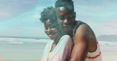 Işık, seyahat pazarlamasını yoğunlaştırırken kadının kollarını sarıp sarmalayan bir adam. Romantizm, samimiyet, bağlantı, dinginlik, şefkat, birliktelik, ahenk