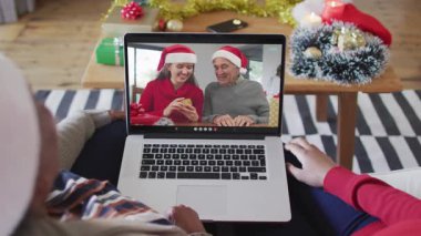 Evde kalıp büyükbaba ve yetişkin kızının aileleriyle görüntülü konuşma yaptığı mesajın animasyonu. Dijital olarak oluşturulmuş küresel salgın ve dijital arayüz kavramı.