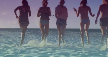 Denizde koşan bir grup farklı bayan arkadaşın üzerinde parlayan ışıkların animasyonu. Arkadaşlık, yaz ve tatil konsepti dijital olarak oluşturulmuş video.