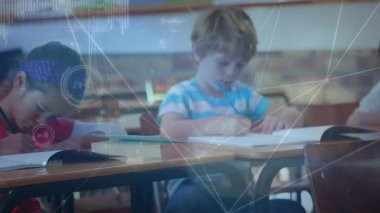 Okulda okuyan gülümseyen beyaz bir kız için bağlantı ağının animasyonu. Okul ve eğitim teknolojisi kavramı