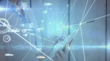 Kadın tablet ekranına tıklıyor ve canlı iş verilerini animasyon çizelgeleriyle keşfediyor. Gelecek, teknoloji, analitik, yenilik, profesyonel arayüz, işbirliği