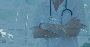 Laboratuvar önlüğü giyen doktor klinikte hologram haritasını gözlemliyor, gülümsüyor ve yaslanıyor. Tıbbi, teknoloji, yenilik, sağlık, fütürizm, dijital, profesyonel