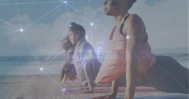 Kumsalda yoga yapan çeşitli kadınlar üzerindeki bağlantı ağının animasyonu. Küresel spor ve dijital arayüz kavramı dijital olarak oluşturulmuş video.