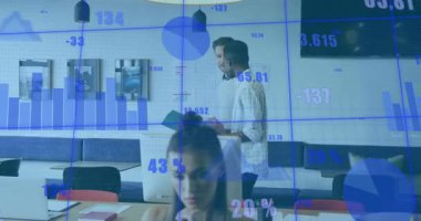 Çalışma masasında oturan bir kadın, iki erkeğin dosya okumasını ve çizelgeleri işaretlemesini tetikliyor. İşbirliği, takım çalışması, veri analizi, modernlik, profesyonellik, proje yönetimi, iş dünyası