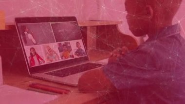 Çocuk online ders seyrediyor, öğretmen karatahta mesajı atıyor ve yaşıtlar el kaldırıyor. Sanal öğrenme, uzaktan eğitim, dijital sınıf, gençlik eğitimi, e-öğrenme, işbirliği ortamı, ev eğitimi