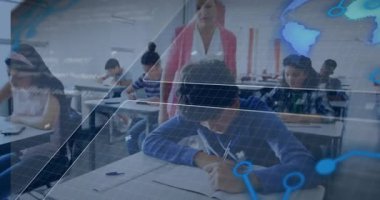 Öğretmen sınıfa giriyor, masa başına eğiliyor, çalışma kağıdına şebeke haritası yerleştiriyor, odak arttırıyor. Eğitim, akıl hocalığı, öğrenim, sınıf, motivasyon, odaklanma, rehberlik