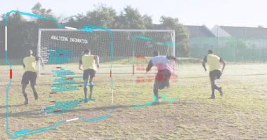 Genç futbolcu dijital kaplamayı etkinleştiriyor. Analiz için sürgülü defans oyuncularını geçiyor. Sporcular, antrenman, spor, analiz, takım çalışması, açık hava, performans