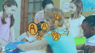 Öğretmen, masa rehberliğine eğilip öğrencilere kalem kutularını açtırıyor ve sınıfta boya kalemlerini sınıflandırıyor. Sınıflar, eğitim, öğrenme, sanat, yaratıcılık, gençlik, takım çalışması