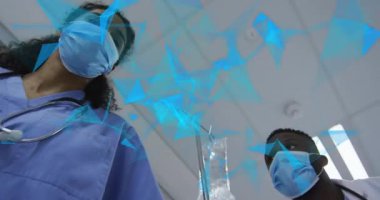 Ameliyathaneye giren hemşire tetikleyiciyi tetikliyor serumu ayarlıyor, üçgenleri doğruluk için analiz ediyor. Sağlık, profesyonellik, tıp endüstrisi, klinik çevre, dijital grafikler, takım çalışması, hastane