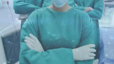 Hastanedeki cerrahlar birlikte poz veriyorlar. Küresel tıp sağlık ve teknoloji konsepti dijital olarak üretilen video.