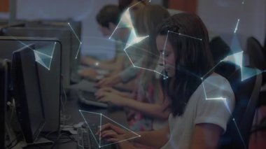 Bilgi işlem laboratuarında yazı yazan kız öğrenci ağ kaplamasını etkinleştiriyor ve bağlantı terminalleri oluşturuyor. Teknoloji, yenilik, bağlantı, dijital, iletişim, eğitim, fütürizm