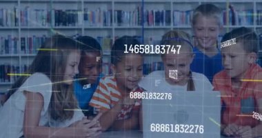 Kütüphanede dizüstü bilgisayara yaslanan bir grup çocuk öğrenme için yüzen verileri etkinleştiriyor. Çocuklar, takım çalışması, eğitim, teknoloji, işbirliği, yenilik, dijital