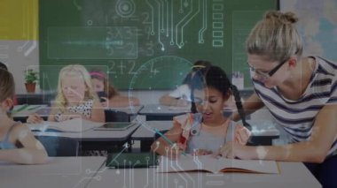 Öğretmen öğrencinin üzerine eğiliyor ve kalem doğrultuyor, devre grafiklerini matematik dersi için örtüyor. Eğitim, sınıf, teknoloji, öğrenme, çocuklar, öğretim, dijital