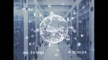 Retro PLAY simgesi yanıp sönüyor ve sunucu koridorunda büyüyen dünya ağı başlatılıyor, zaman etiketi güncelleniyor. Teknoloji, siber güvenlik, dijital bağlantı, veri görselleştirme, ağ altyapısı, yenilik, gelecekçi