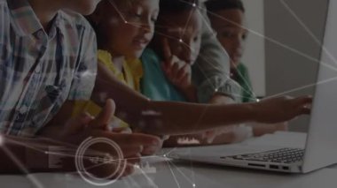 Dijital ağ düğümleri ortaya çıkarken çocuklara rehberlik eden bir öğretmen. Eğitim, akıl hocalığı, işbirliği, teknoloji, çocukluk, etkileşim, yenilik