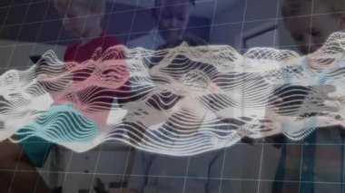 Girişte akıllı telefonları izleyen dört çocuk ses izleme için teknoloji dalga formu gösteriyor. Dijital, teknoloji, bağlantı, yenilik, gençlik, kentsel, modern