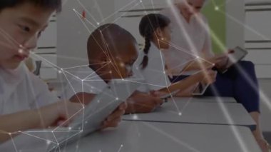 Öğretmenlerin öğrencilere tablet vermesi, ağ rehberliği dersi, gülümseyen çocuğa yakınlaşan kamera. Eğitim, teknoloji, işbirliği, e-öğrenme, gençlik, sınıf, dijital