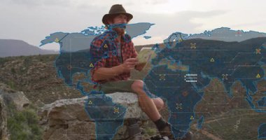 Otostopçu, teknoloji navigasyonu için animasyon veri ağı oluştururken kağıt haritasını açıyor. Macera, keşif, navigasyon, engebeli, bağlantı, görselleştirme, açık hava