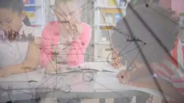 Dört çocuk öğrenim için kütüphanede yazmaya başlıyor, ellerin etrafında ağ grafikleri beliriyor. İşbirliği, eğitim, teknoloji, yaratıcı, gençlik, öğrenme, takım çalışması