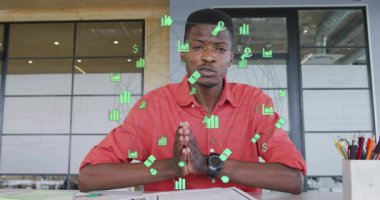 Ofisteki işadamı el sıkışıyor ve finansal büyümeyi gösteren yeşil holografik çizelgeler oluşturuyor. Profesyonel, yenilik, analitik, dijital, başlangıç, modern, işbirliği