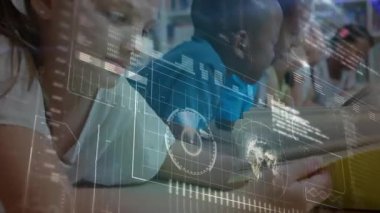 Çocuk kız tablet tıkırdatıyor, yarı saydam dünya yaratıyor ve eğitim için animasyonlar çıkarıyor. Çocuklar, teknoloji, eğitim, dijital, öğrenme, yenilik, sınıf