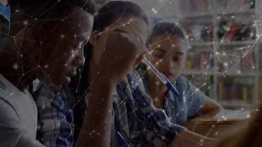 Dışarıda egzersiz yapan kadın ve erkek arasındaki bağlantı ağının animasyonu. Küresel spor fitness bağlantıları ve dijital olarak üretilen video konsepti.