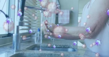 Mor virüs hücrelerinin animasyonu Kafkasyalı kıdemli adamın ellerini yıkaması üzerinedir. Bilim, tıp ve covid 19 salgın konsepti dijital olarak üretilen video.