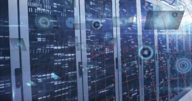 Şebeke dijital tablet veri işleme sunucu odasında veri işlemenin dijital animasyonu. Küresel bağlantılar veri işleme ve dijital arayüz konsepti dijital olarak oluşturulmuş video.