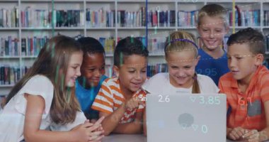 Dizüstü bilgisayarın etrafında altı çocuk, pist taraması yapan ve dijital öğrenme için yüzen grafikleri ortaya çıkaran bir çocuk. Çocuklar, işbirlikçi, eğitim, teknoloji, yenilik, sınıf, okur yazarlık